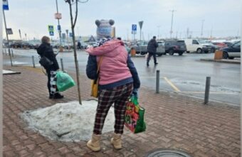 В Твери на посетительницу ТЦ напала женщина с пакетом В Твери на посетительницу ТЦ напала женщина с пакетом
