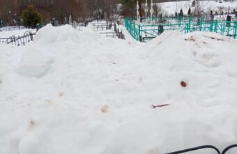 Трактористы завалили снегом могилы в Тверской области