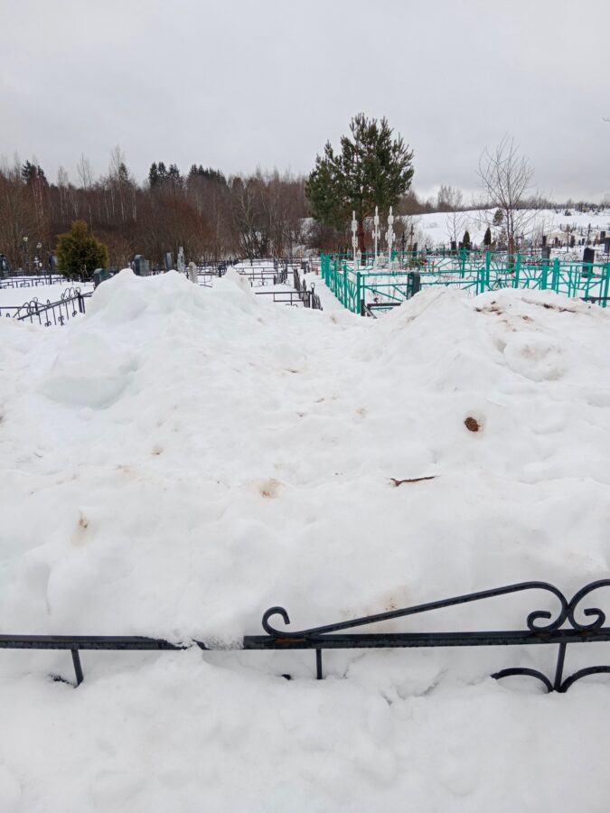 Трактористы завалили снегом могилы в Тверской области