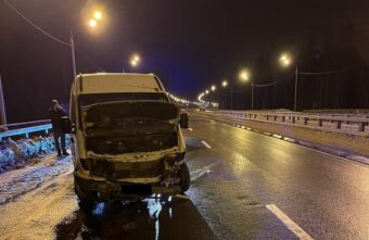 Под Тверью пострадал водитель, наехавший на "отбойник" Под Тверью пострадал водитель, наехавший на "отбойник"
