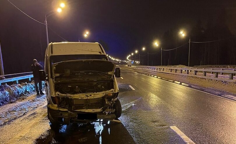 Под Тверью пострадал водитель, наехавший на "отбойник"