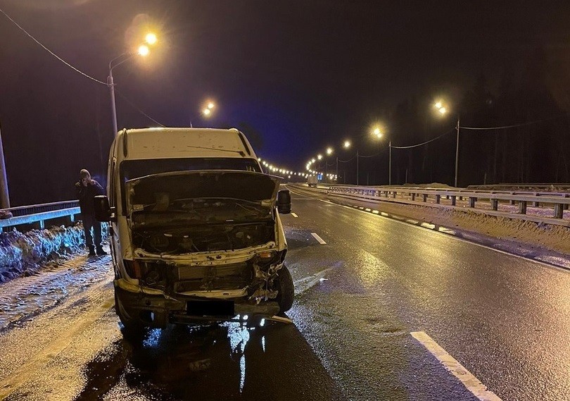 Под Тверью пострадал водитель, наехавший на "отбойник"