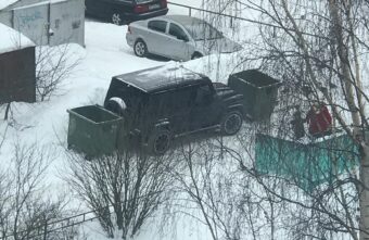 В Твери проучили водителя, оставившего машину на тротуаре