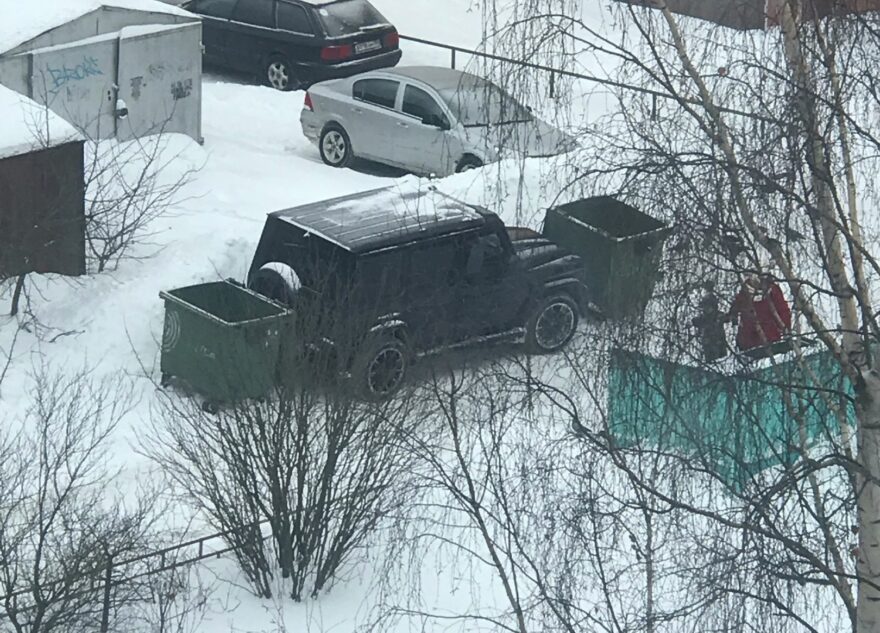 В Твери проучили водителя, оставившего машину на тротуаре В Твери проучили водителя, оставившего машину на тротуаре