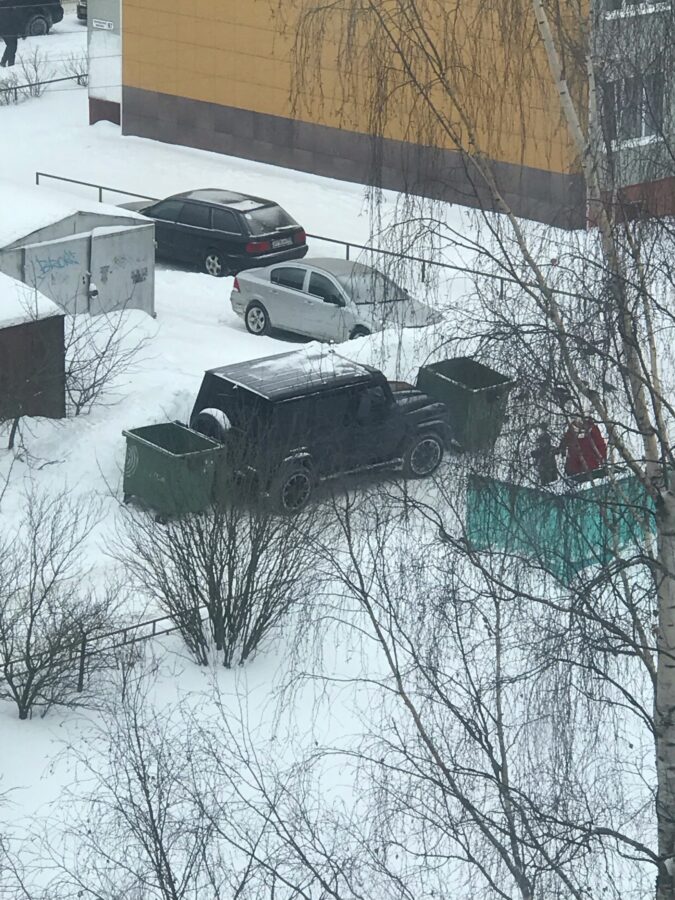 В Твери проучили водителя, оставившего машину на тротуаре