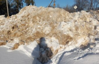Жаль, мы не летаем: дома жителей Тверской области завалило снегом Жаль, мы не летаем: дома жителей Тверской области завалило снегом