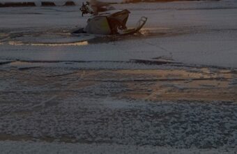 В Тверской области любители опасной езды спаслись с тонущих снегоходов