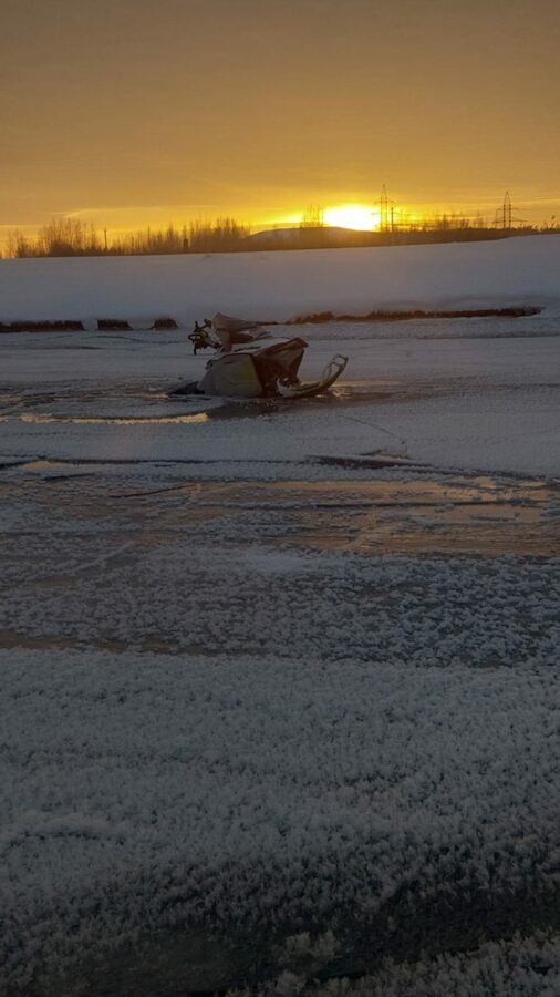 В Тверской области любители опасной езды спаслись с тонущих снегоходов