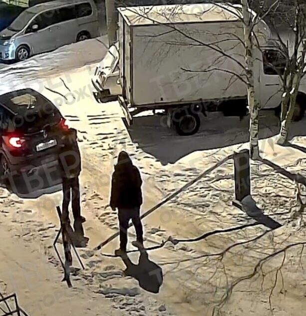 В Твери вандалы сломали шлагбаум на улице