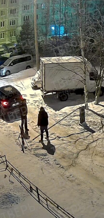 В Твери вандалы сломали шлагбаум на улице