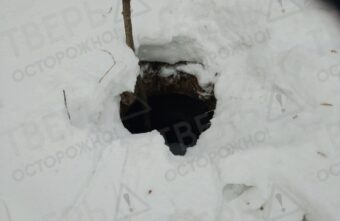 Жителей Твери предупредили об открытом колодце возле моста