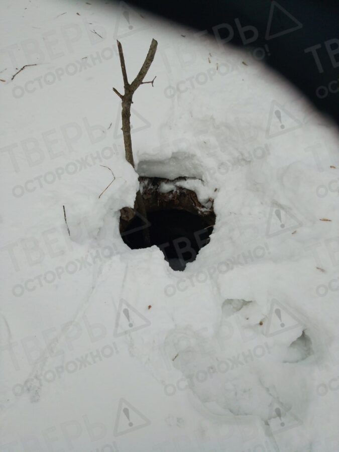 Жителей Твери предупредили об открытом колодце возле моста