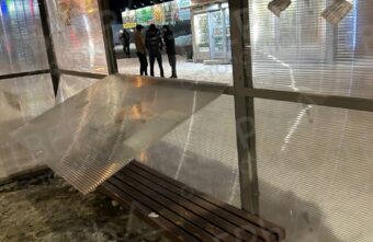 В Твери заметили «расклеивающуюся» остановку