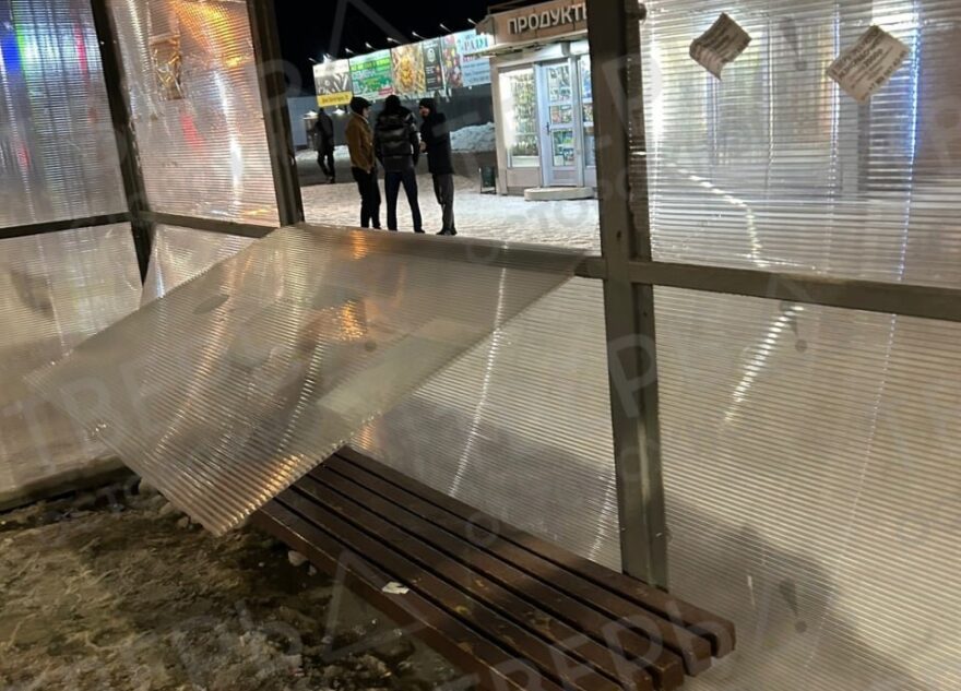 В Твери заметили «расклеивающуюся» остановку