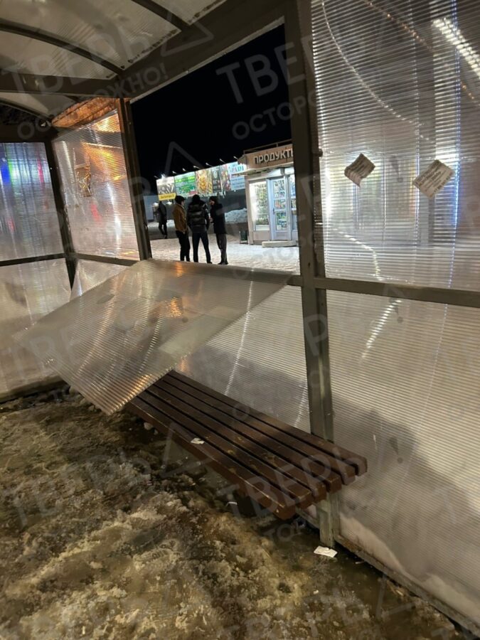 В Твери заметили «расклеивающуюся» остановку