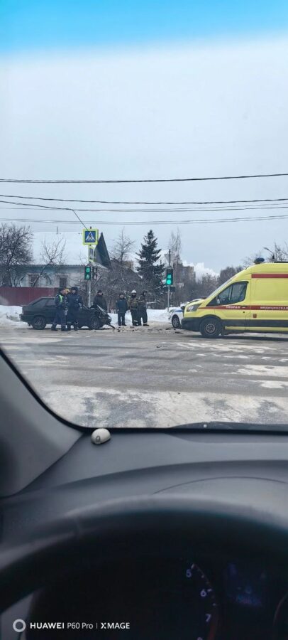 В Твери на перекрестке произошла серьезная авария