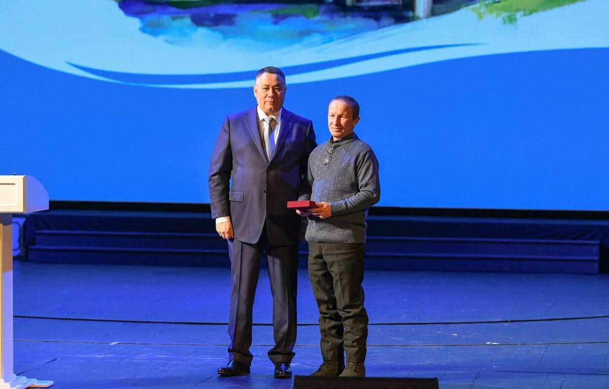 На открытии Года семьи калязинскому отцу вручён знак «Слава Отца»