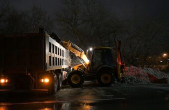 В Твери проходят активные работы по вывозу снега В Твери проходят активные работы по вывозу снега