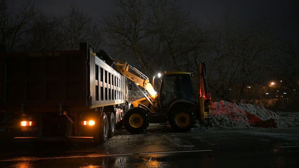 В Твери проходят активные работы по вывозу снега
