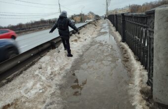 Тверитяне пожаловались на «ручей» вместо тротуара на мосту