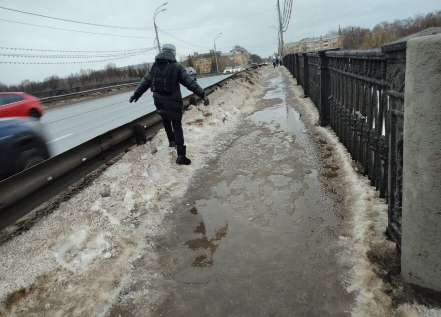 Тверитяне пожаловались на «ручей» вместо тротуара на мосту