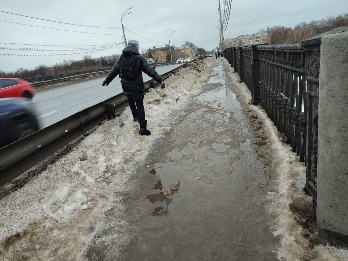 Тверитяне пожаловались на «ручей» вместо тротуара на мосту