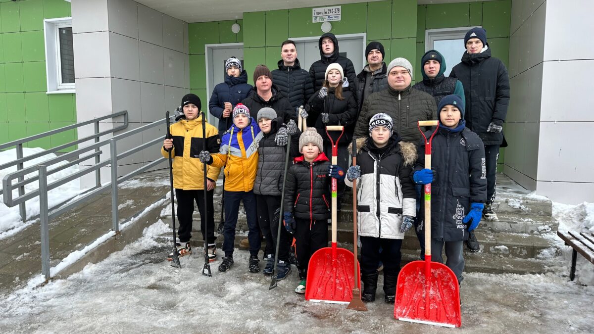Юные борцы помогают убирать снег и наледь в Твери