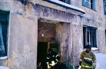 В Тверской области пожарные спасли из горящего дома трех человек