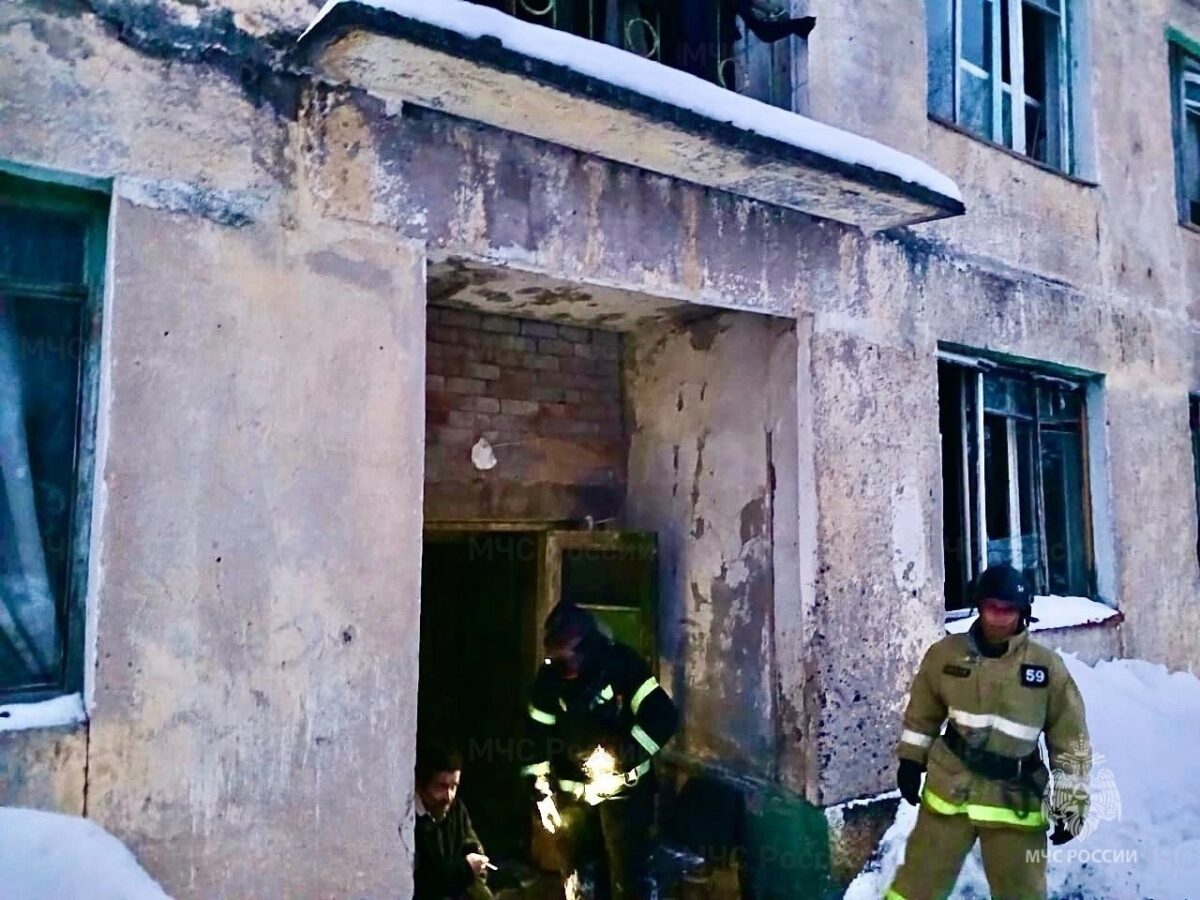 В Тверской области пожарные спасли из горящего дома трех человек