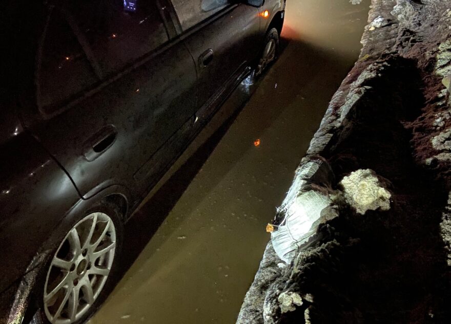 В Твери автомобиль застрял в 11-летней яме