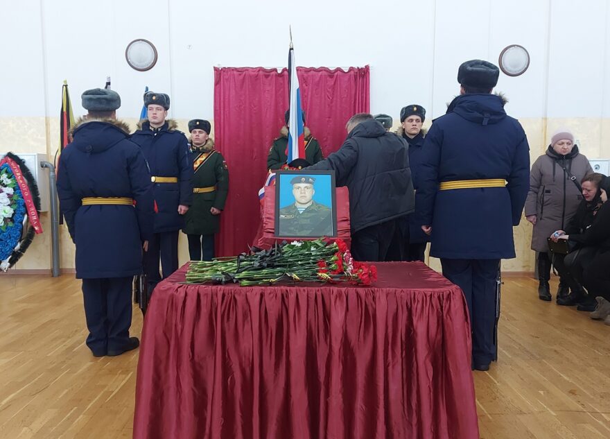 В Тверской области проводили в последний путь стрелка Алексея Петрова