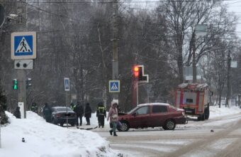 На перекрёстке в Твери произошло серьёзное столкновение двух легковушек На перекрёстке в Твери произошло серьёзное столкновение двух легковушек