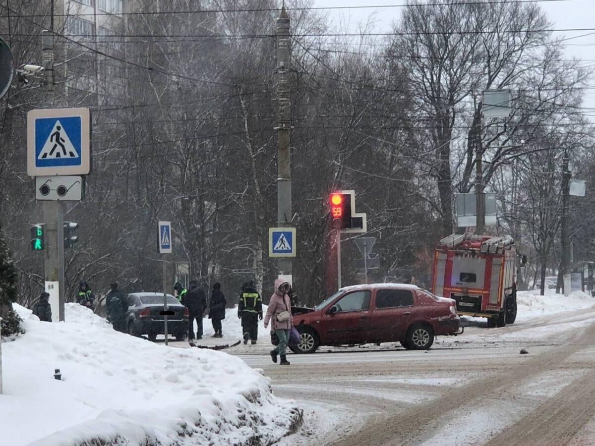 На перекрёстке в Твери произошло серьёзное столкновение двух легковушек