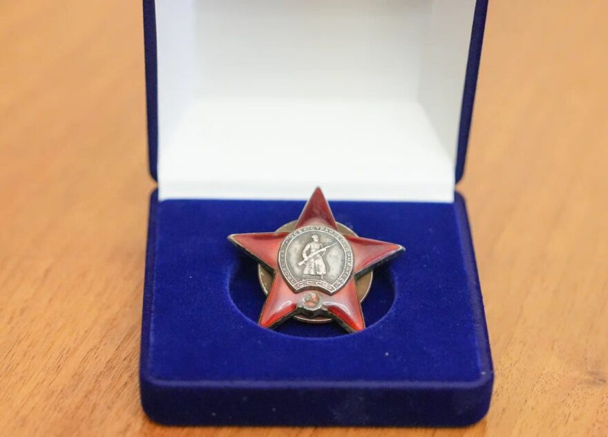 Жителю Тверской области передали награду родственника – героя Великой Отечественной войны