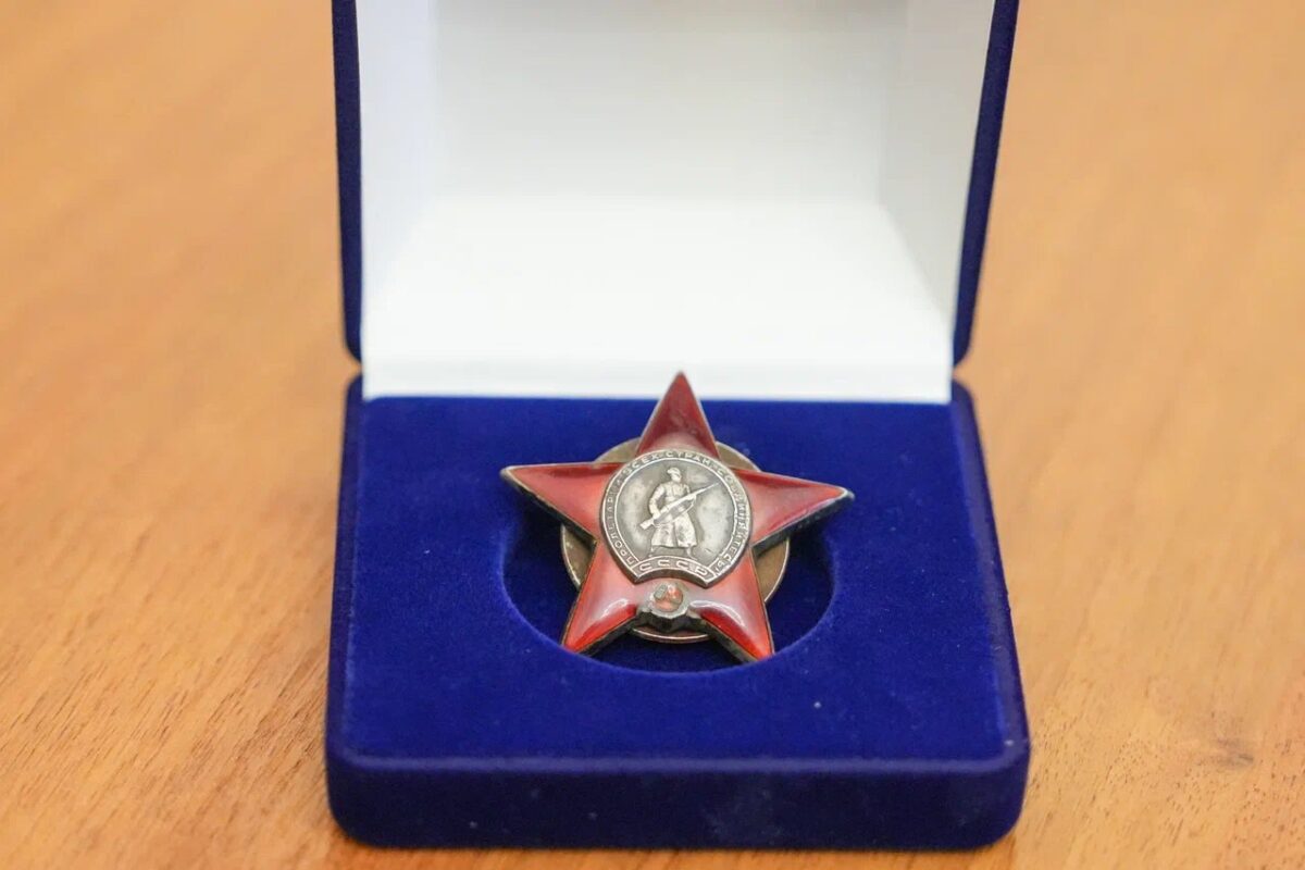 Жителю Тверской области передали награду родственника – героя Великой Отечественной войны