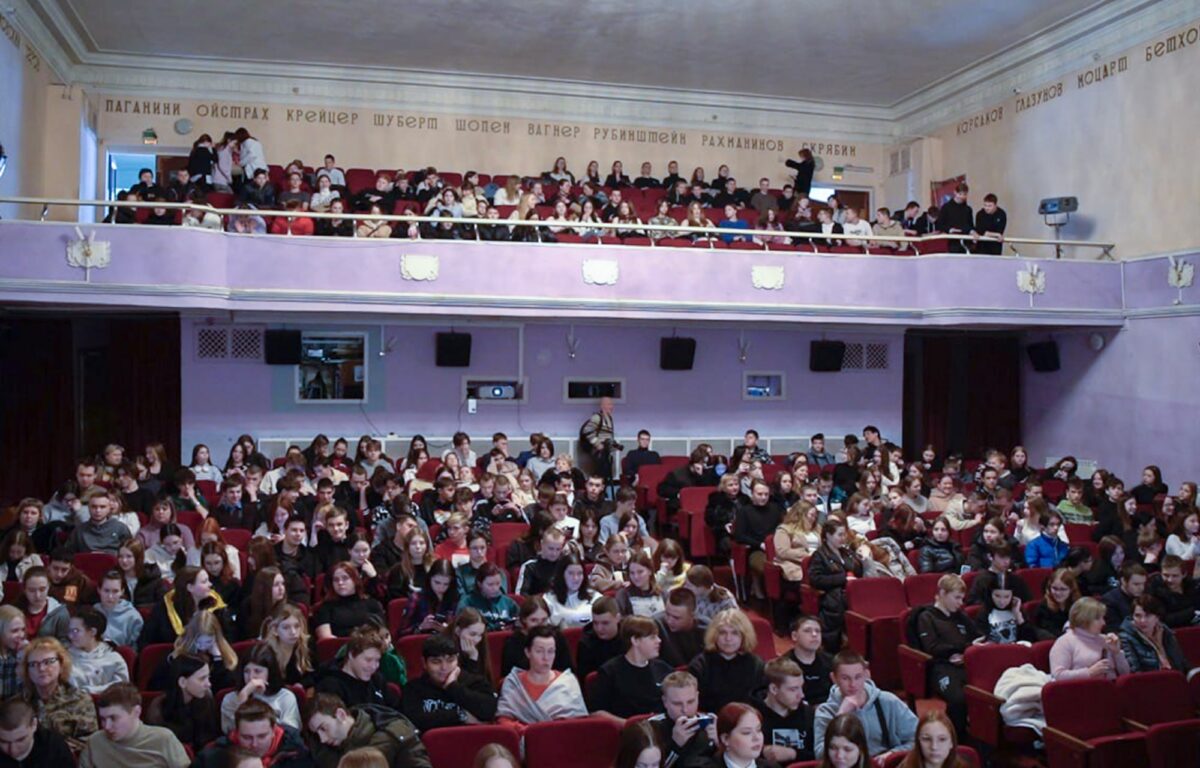 В Торжке молодёжи показали фильм о главных ценностях жизни