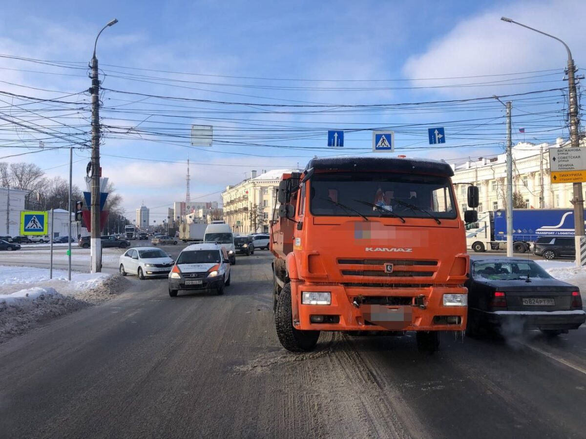 В Твери «КАМАЗ» сбил девочку-подростка | ТОП Тверь новости