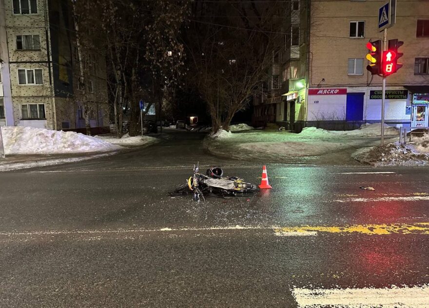 В Твери на Горбатке мотоцикл влетел в автомобиль, есть пострадавшие В Твери на Горбатке мотоцикл влетел в автомобиль, есть пострадавшие