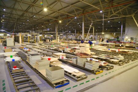 В школы новых российских регионов отправили мебель, изготовленную в Тверской области