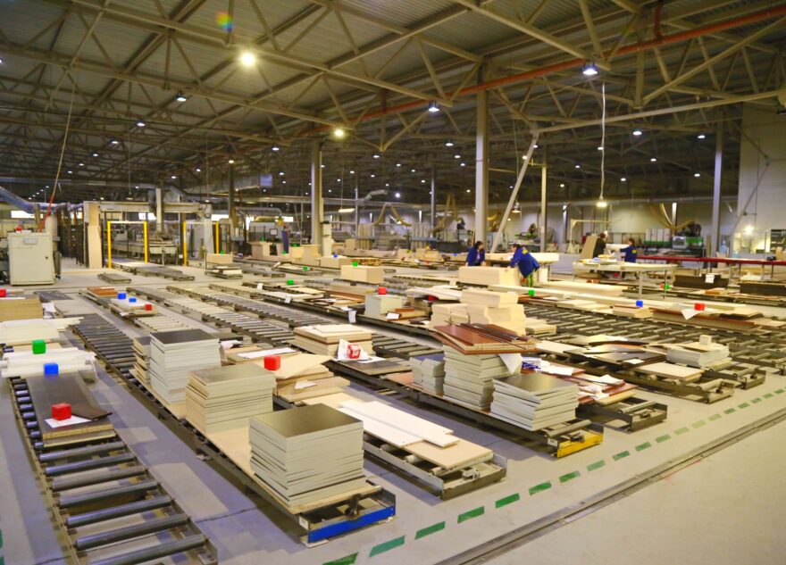 В школы новых российских регионов отправили мебель, изготовленную в Тверской области