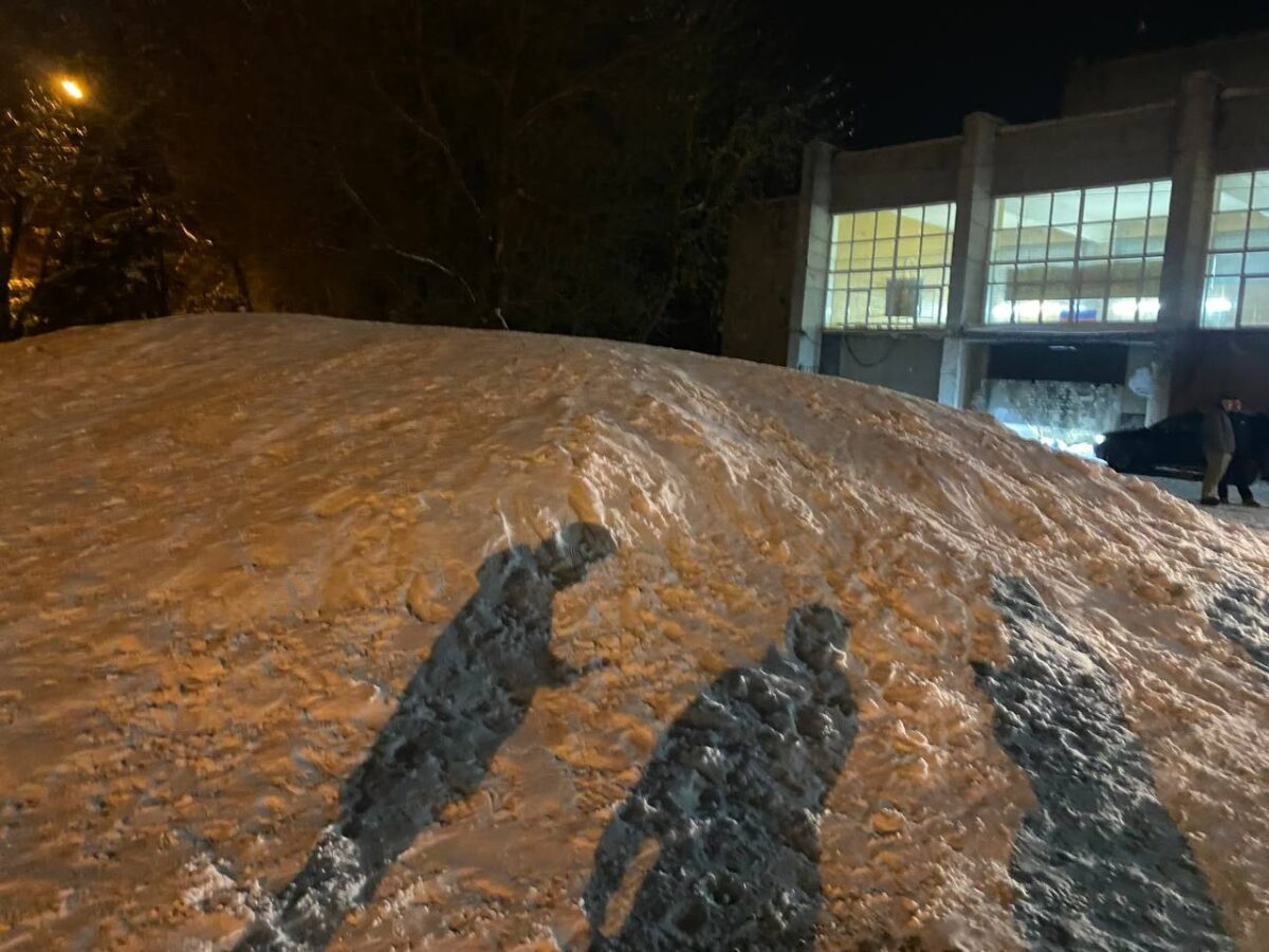 Маленького мальчика, влетевшего в колесо иномарки в Твери, доставили в больницу