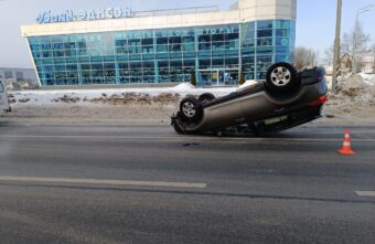 В Твери пострадали водитель и пассажир перевернувшейся иномарки В Твери пострадали водитель и пассажир перевернувшейся иномарки