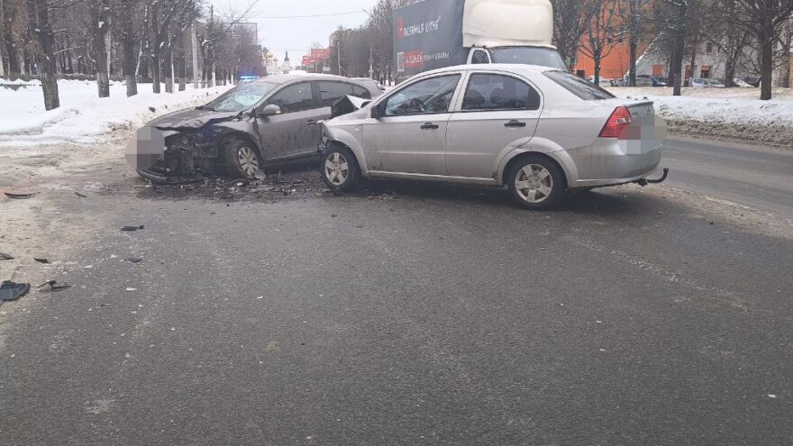 15-летнего подростка доставили в больницу после тройного ДТП в Твери 15-летнего подростка доставили в больницу после тройного ДТП в Твери