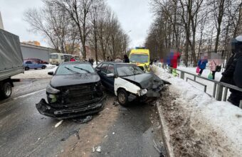Один человек пострадал в столкновении двух автомобилей рядом со школой в Твери Один человек пострадал в столкновении двух автомобилей рядом со школой в Твери