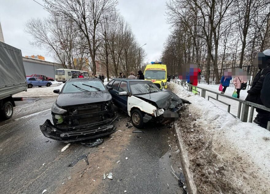 Один человек пострадал в столкновении двух автомобилей рядом со школой в Твери Один человек пострадал в столкновении двух автомобилей рядом со школой в Твери