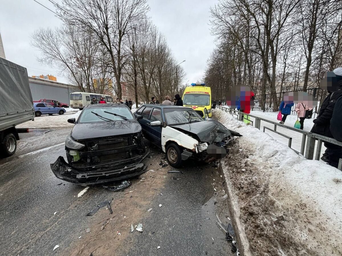Один человек пострадал в столкновении двух автомобилей рядом со школой в Твери