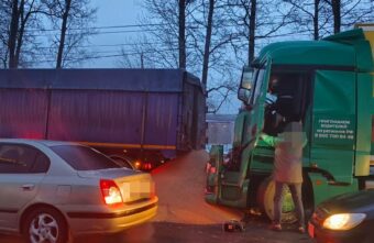Scania "догнала" КАМАЗ в Твери, есть пострадавший Scania "догнала" КАМАЗ в Твери, есть пострадавший