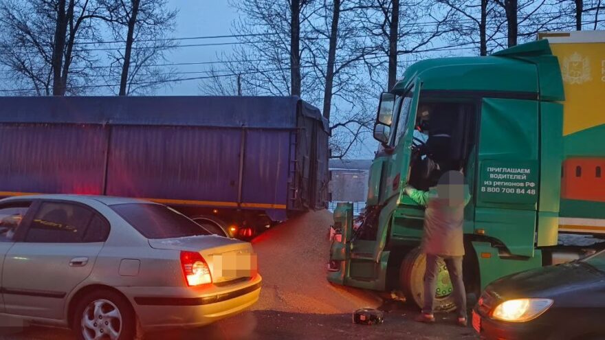 Scania "догнала" КАМАЗ в Твери, есть пострадавший