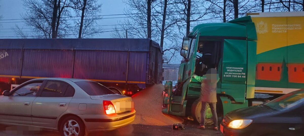 Scania "догнала" КАМАЗ в Твери, есть пострадавший