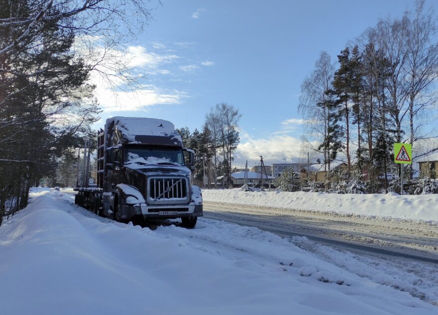 Больше месяца жители вынуждены обходить машину по опасной дороге под Тверью